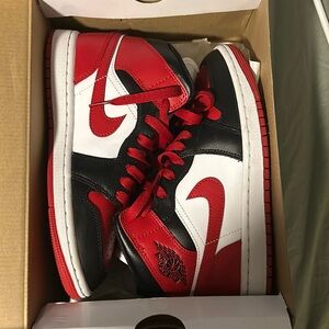 Wmns air jordan 1 mid red,white, and black